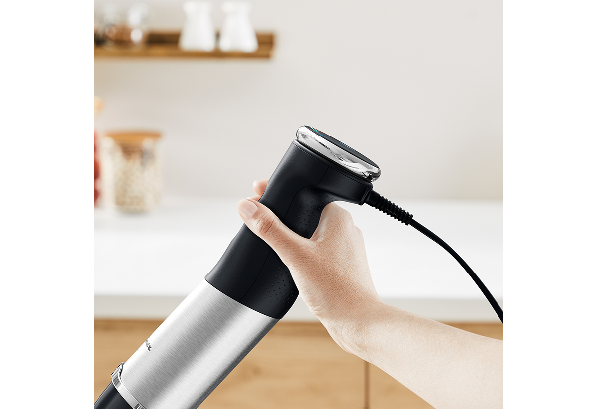 Απεικονίζεται ένα χέρι να κρατάει το ραβδομπλέντερ από τη λαβή του.